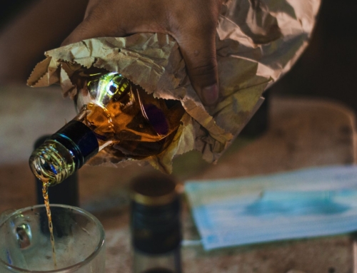Jakie role przyjmują dzieci wychowane w rodzinie alkoholowej?